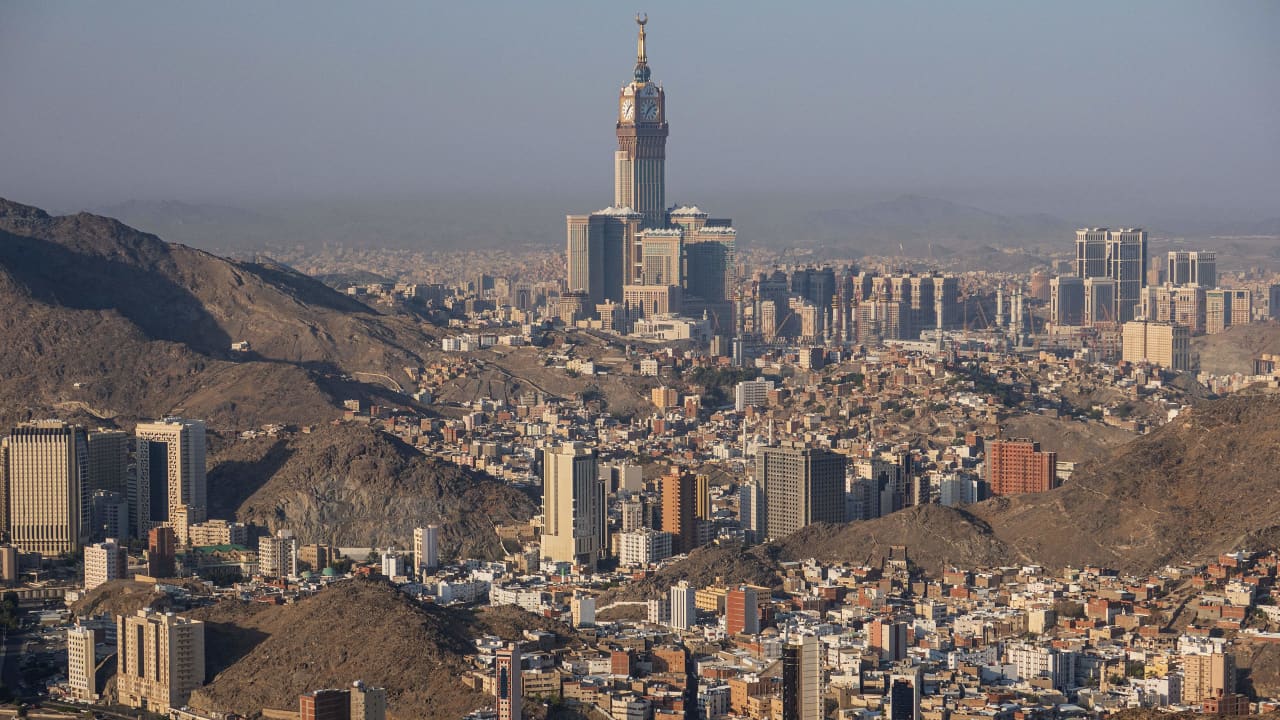 "تتكرر الرسالة".. فيديو صاعقة مهيبة تضرب برج الساعة في مكة يثير تفاعلا