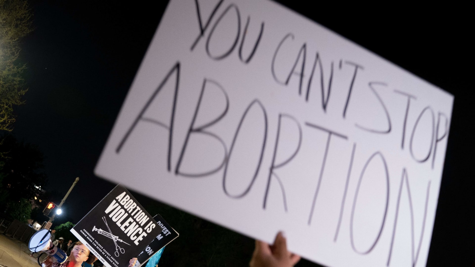 قانون الإجهاض يفجر قنبلة اجتماعية في أمريكا وتظاهرات أمام المحكمة العُليا