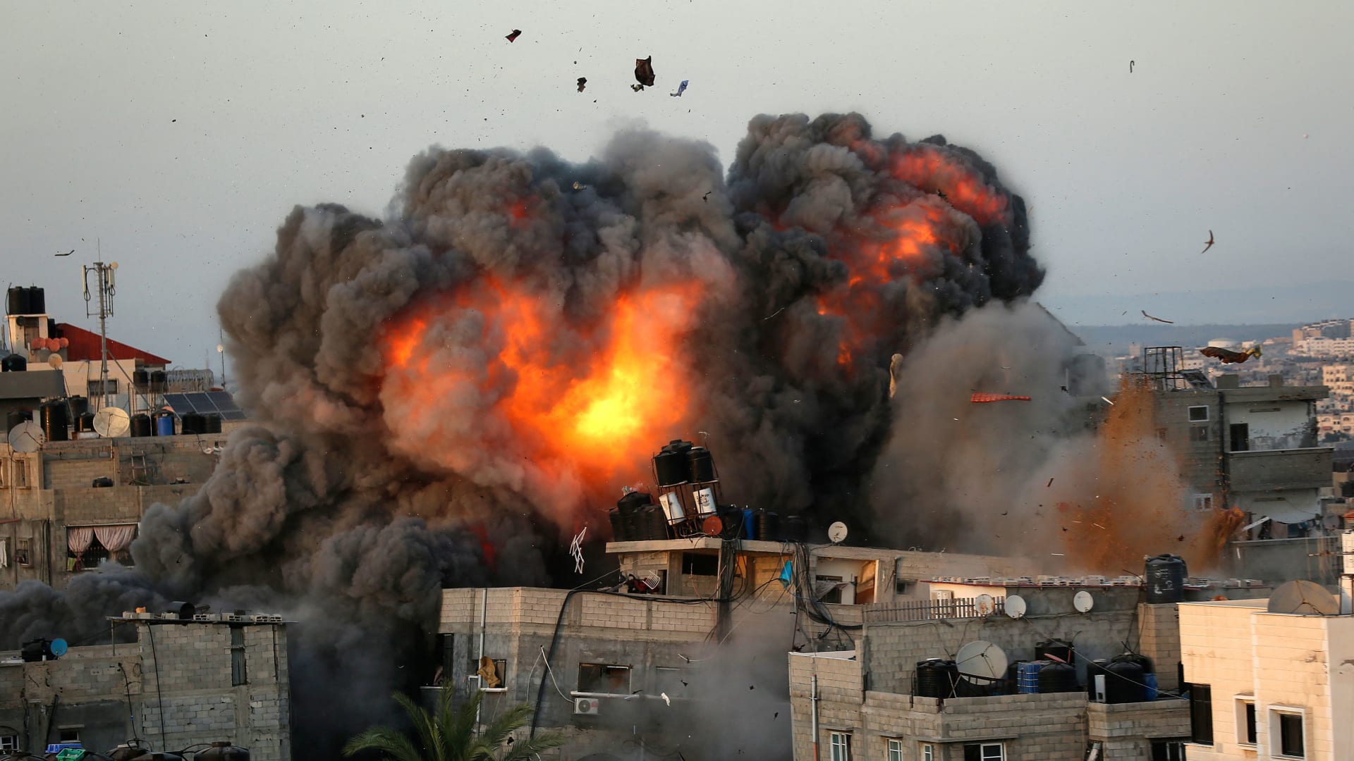 فلسطينيون في غزة يبحثون بين الأنقاض عن ناجين وجثث مع تواصل الضربات الإسرائيلية