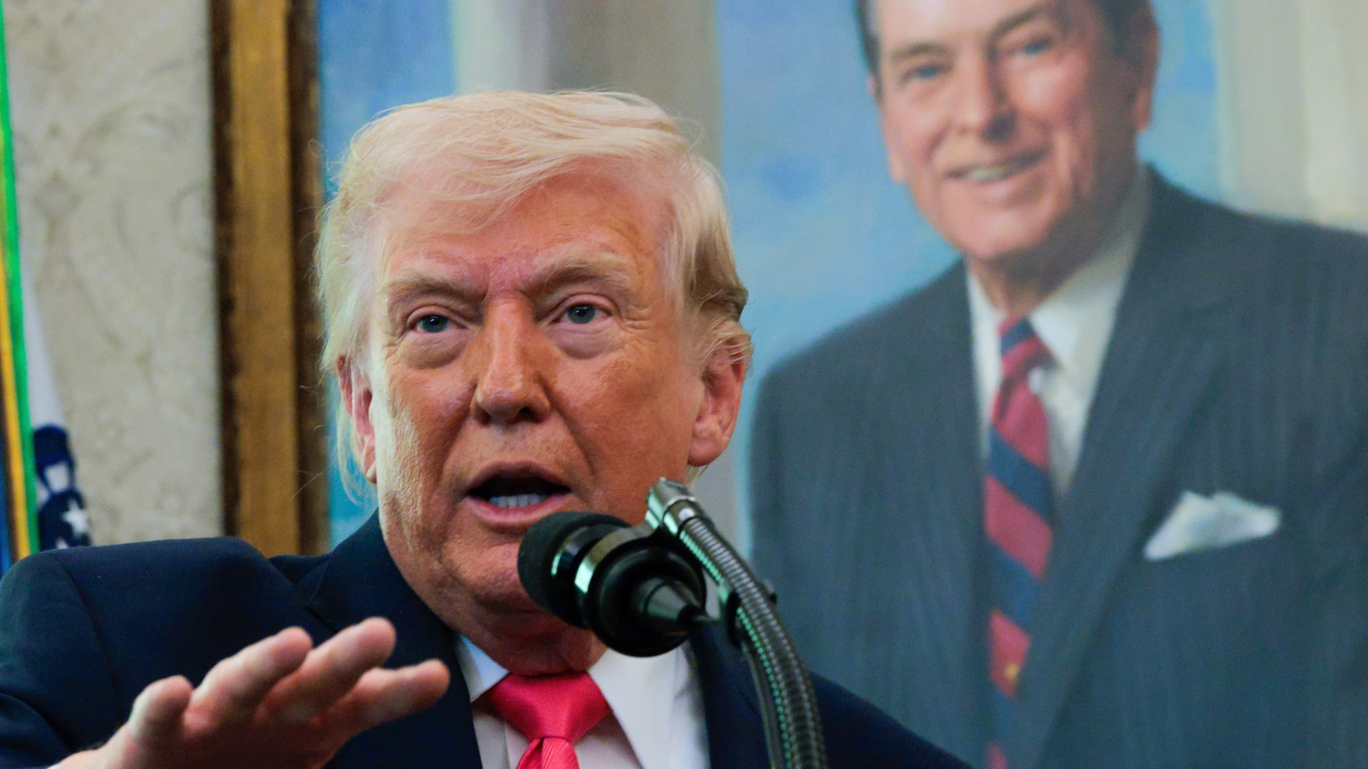 ترامب يُلمح إلى "هدية" غامضة تلقاها من إيران قد تمهد الطريق إلى إنهاء الحرب