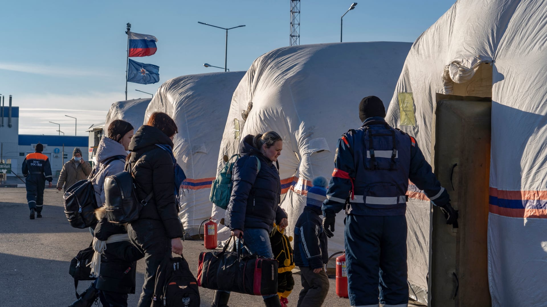 أشخاص تم إجلاؤهم من "جمهورية دونيتسك" الانفصالية يدخلون خيمة في معسكر تابع لوزارة الطوارئ الروسية