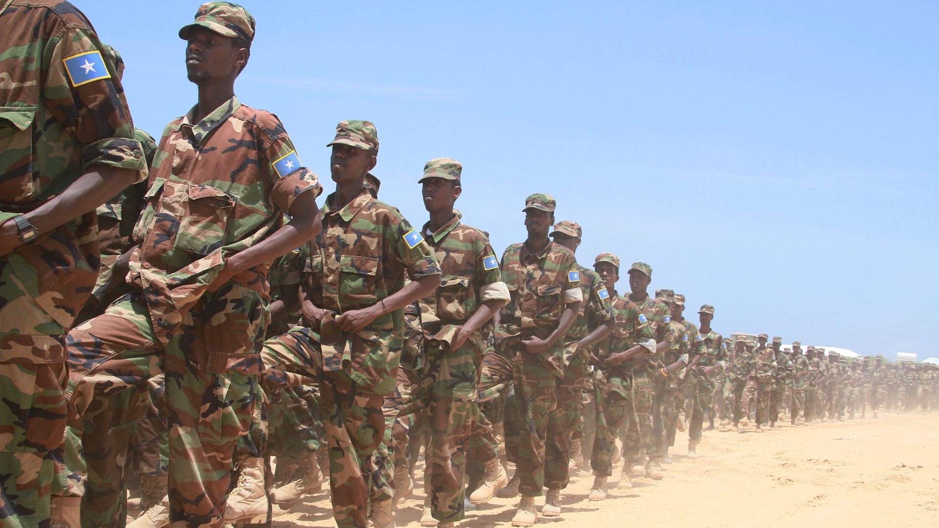 شاهد كيف حاولت قوات الأمن الصومالية استعادة فندق هاجمه الشباب