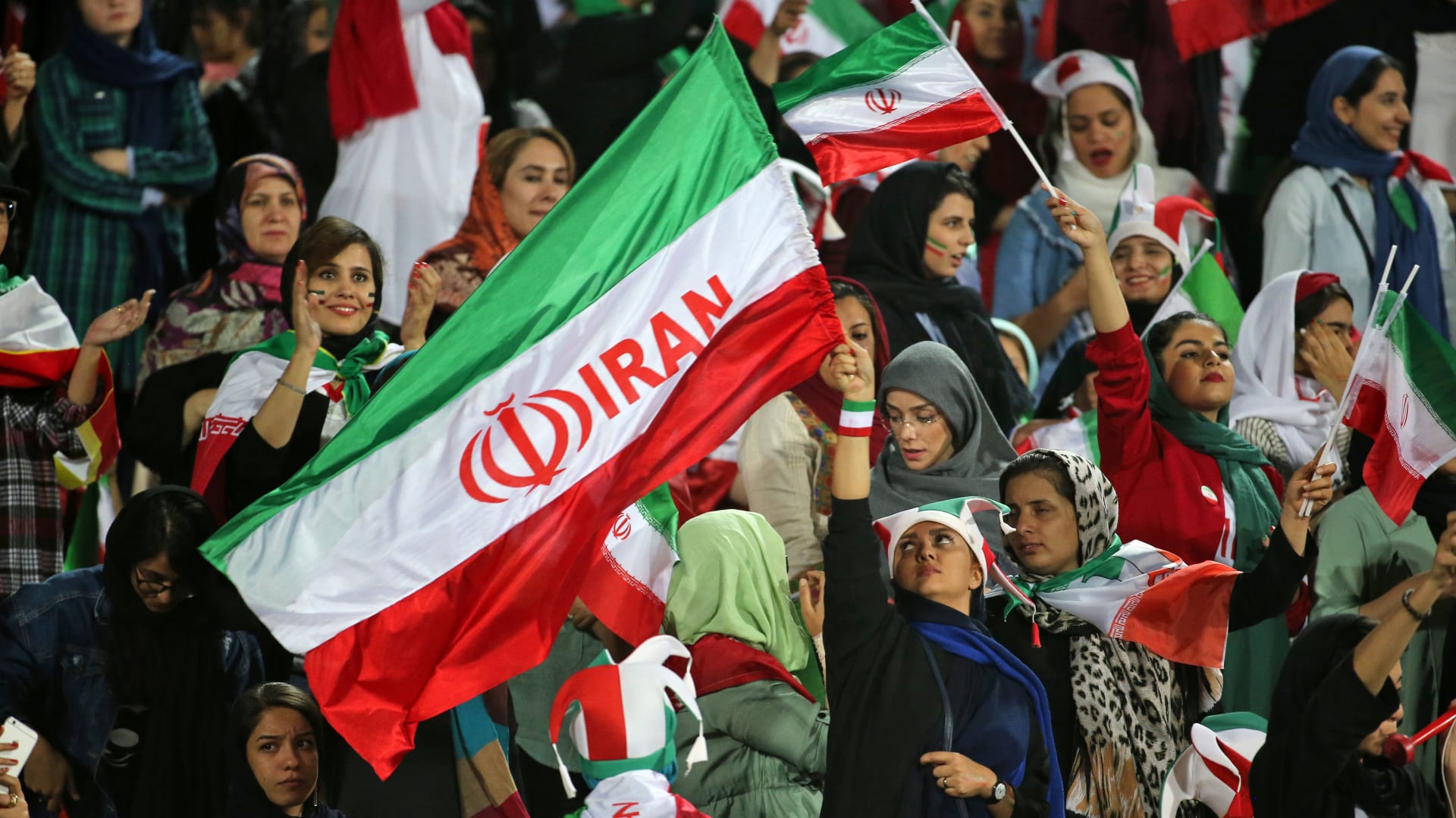 هتفن لـ"الفتاة الزرقاء".. إيرانيات يشاهدن مباراة بالدوري من الملعب لأول مرة منذ 1979