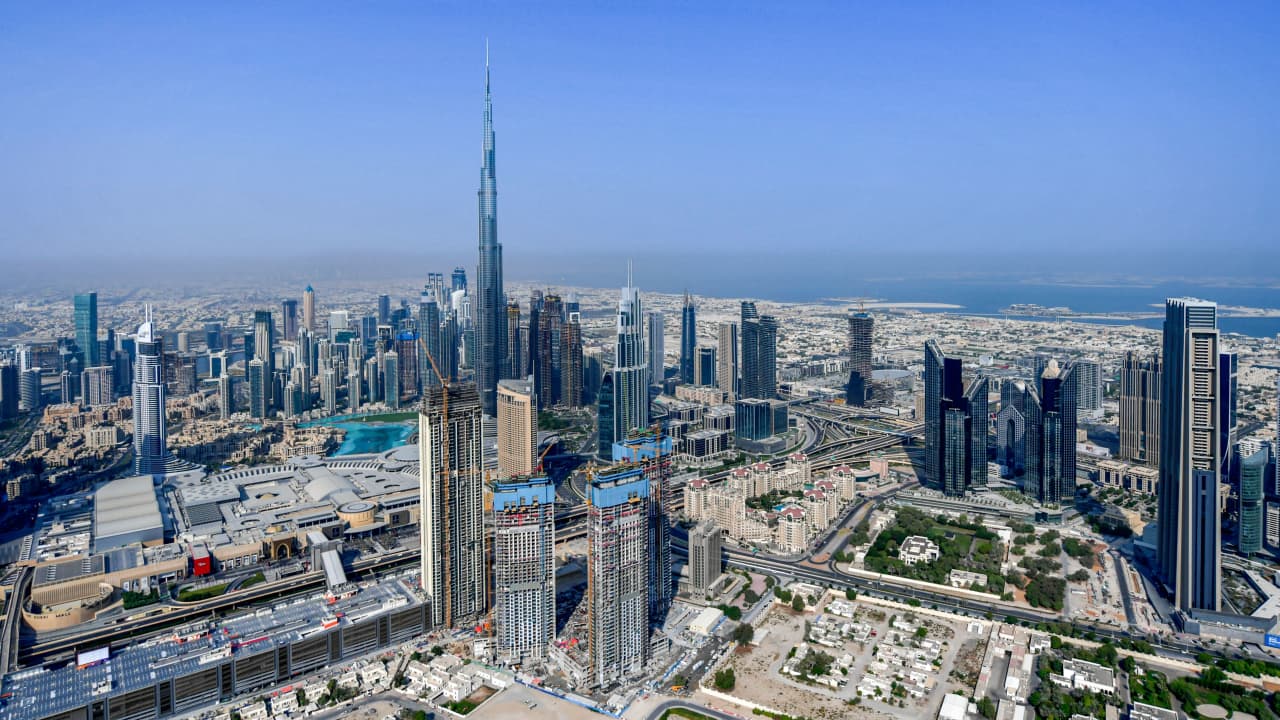حمدان بن محمد: حكومة دبي أول حكومة "لا ورقية" على مستوى العالم