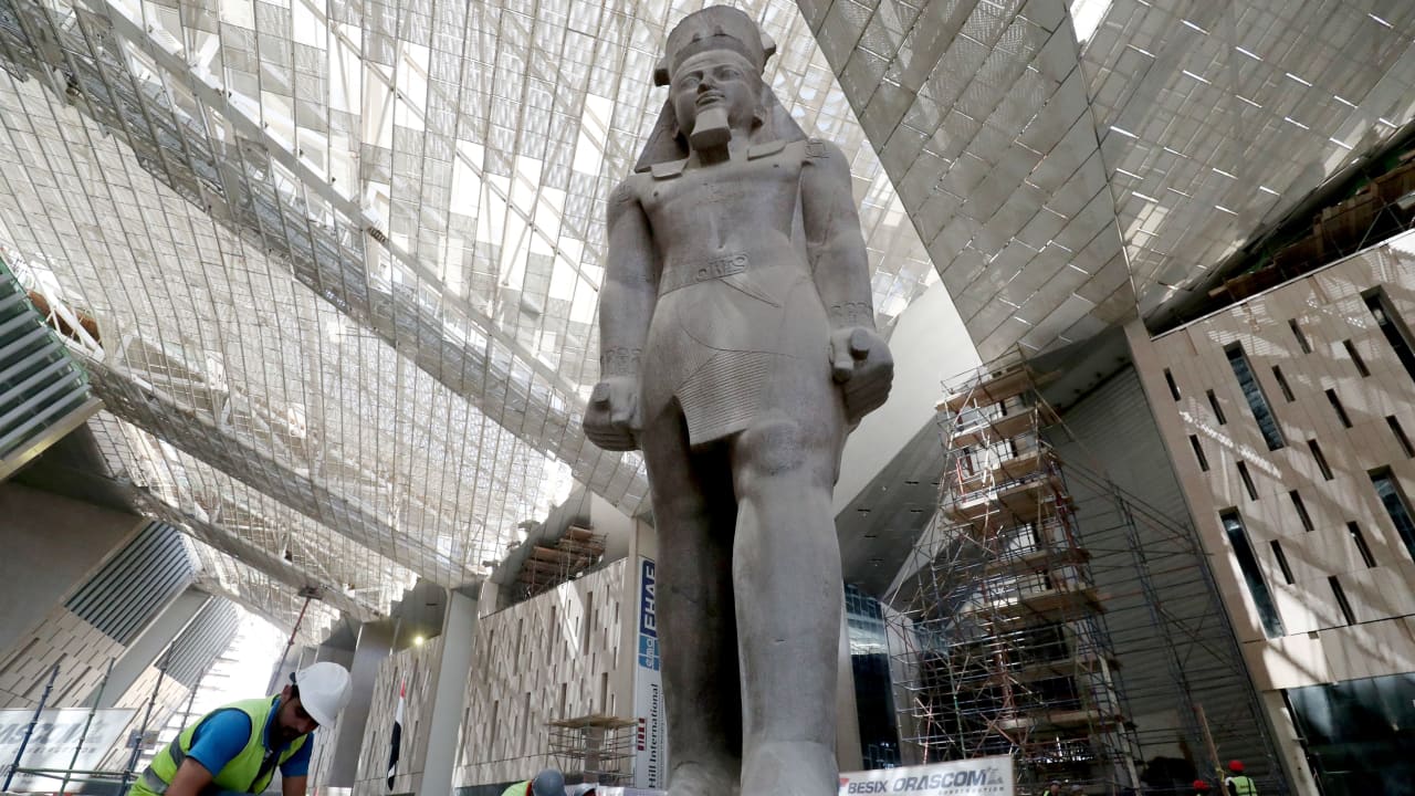 بمصر.. وزارة السياحة توضح الحقيقة وراء فيديو متداول لسقوط المطر على تمثال الملك رمسيس الثاني