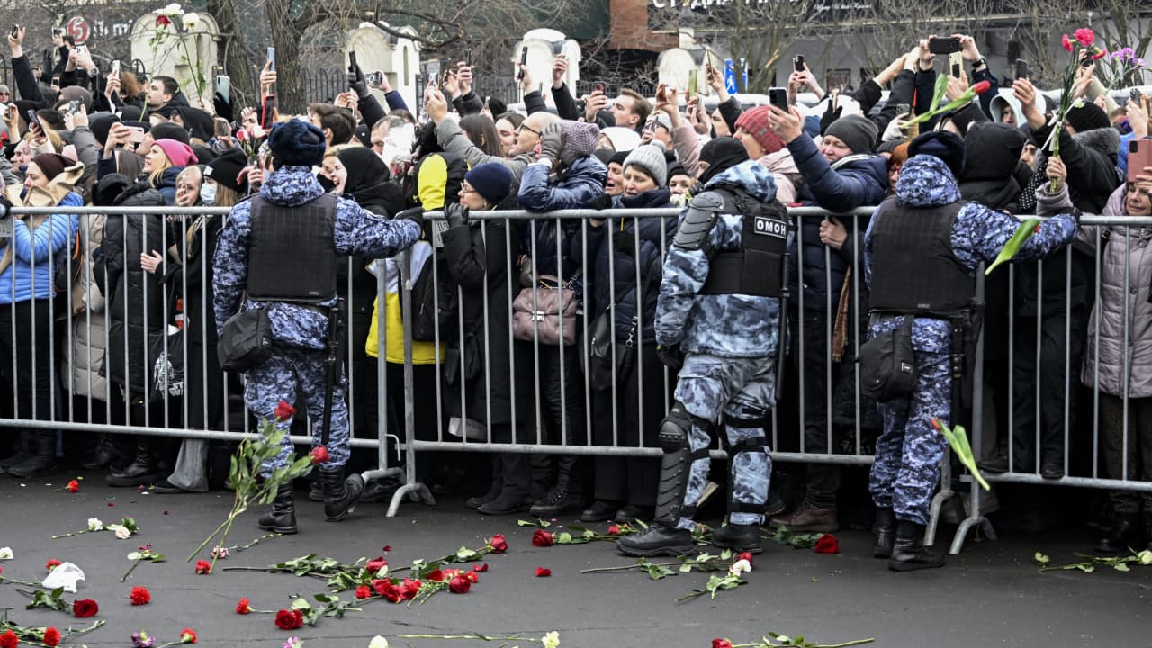 دفن زعيم المعارضة الروسية أليكسي نافالني في مقبرة بموسكو