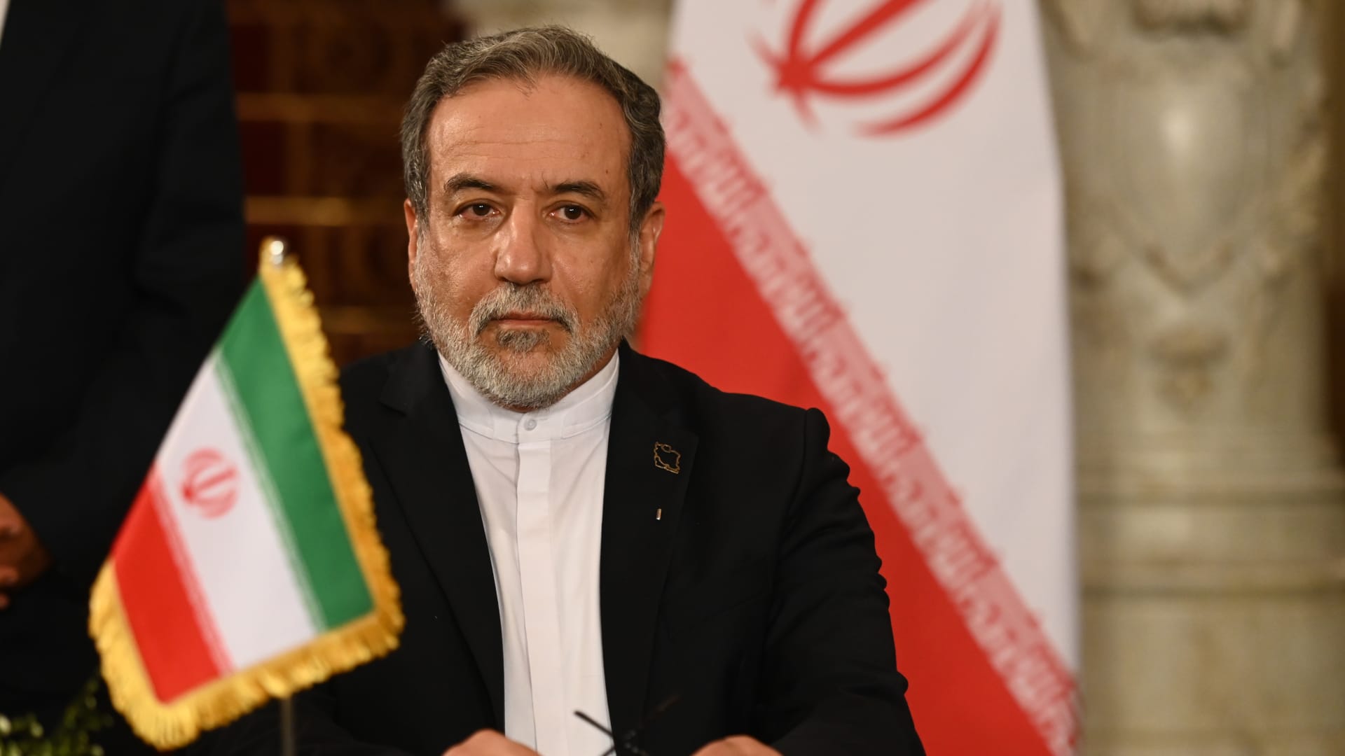 فيديو متداول لـ"ظهور وزير خارجية إيران على متن سفينة حربية".. ما حقيقته؟