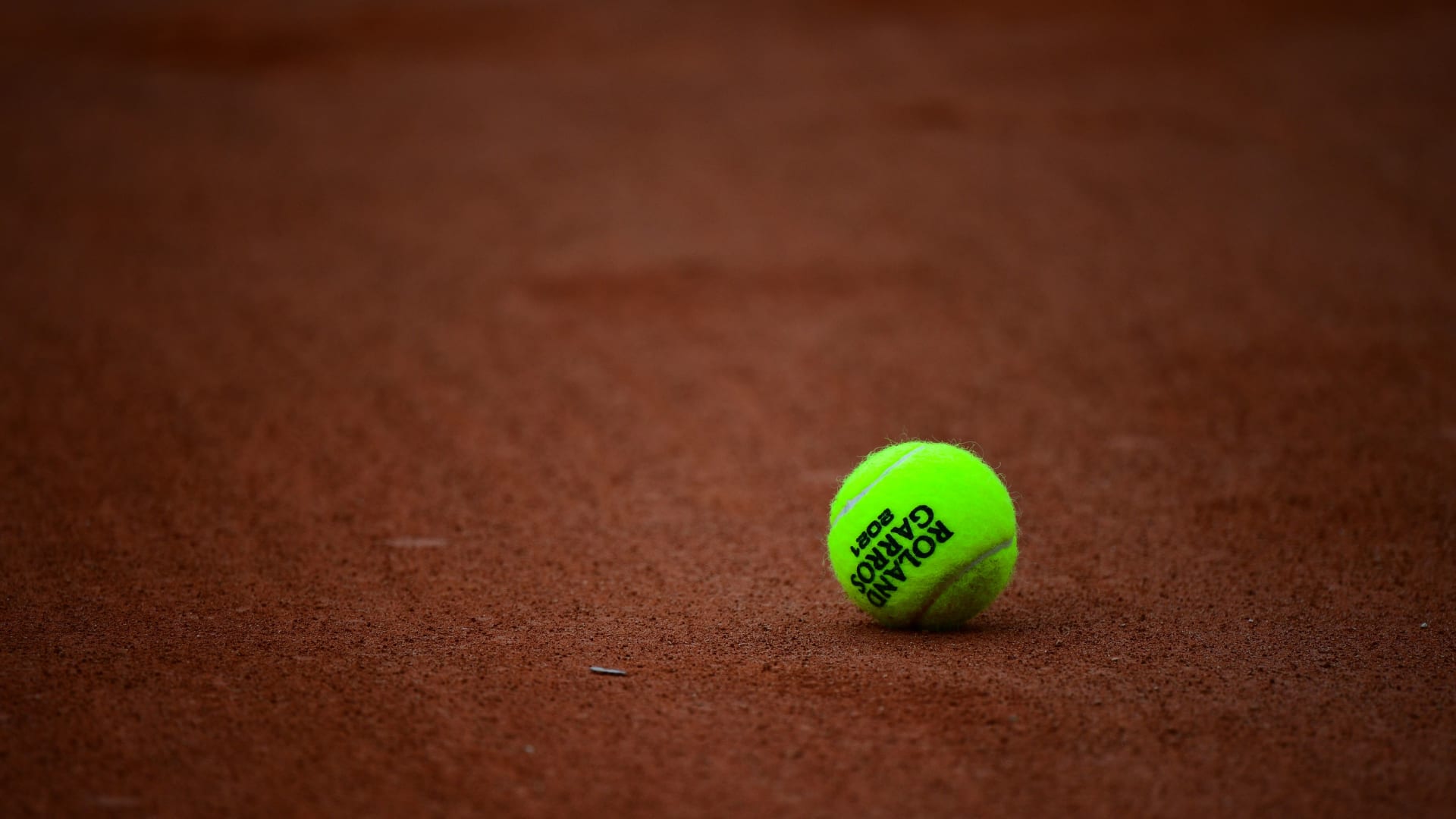 صورة للكرة الرسمية لبطولة التنس المفتوحة الفرنسية 2021 على سطح الملعب في اليوم السادس من بطولة فرنسا المفتوحة للتنس رولان جاروس 2021 في باريس في 4 يونيو