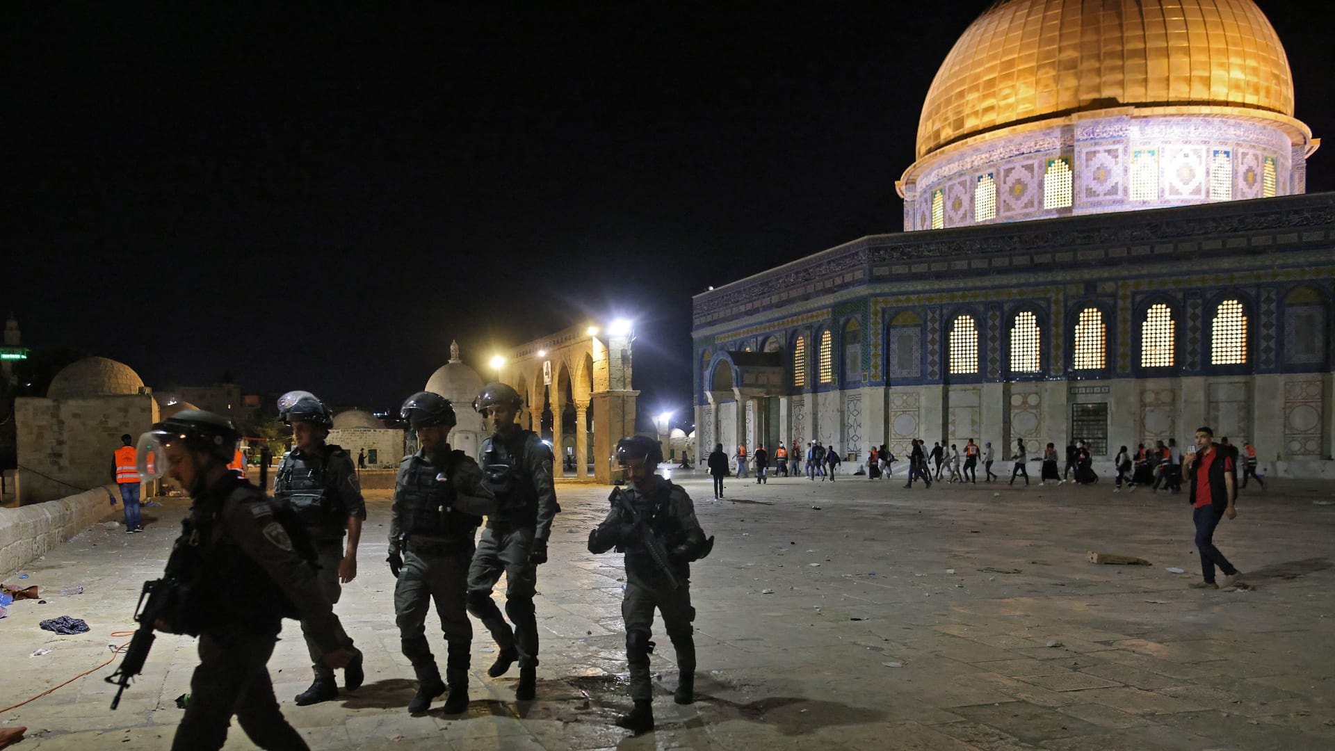 شاهد.. اشتباكات بين فلسطينيين والشرطة الإسرائيلية في ساحة المسجد الأقصى