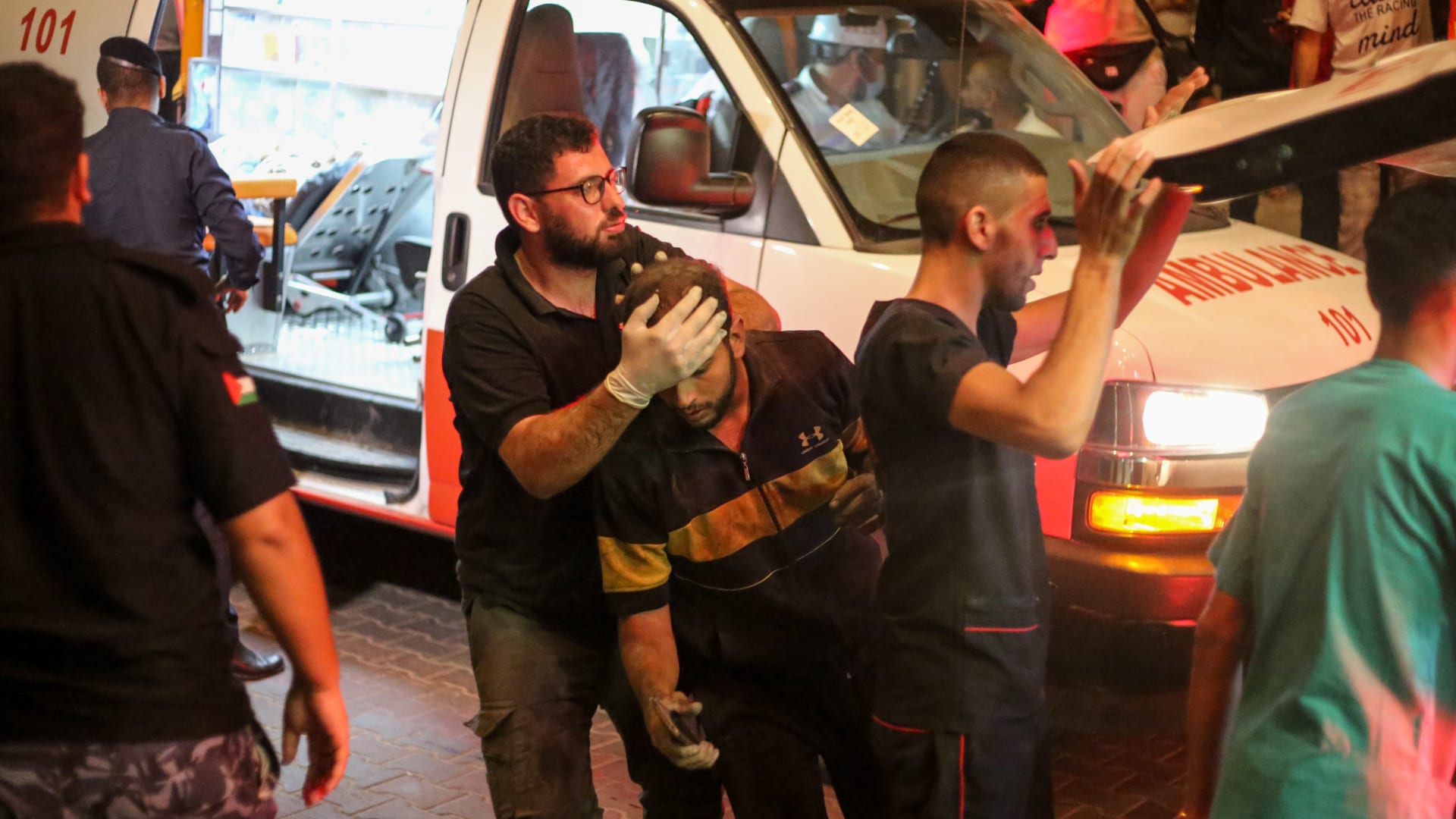 قصف مستشفى الأهلي المعمداني.. مراسلة CNN: لا نرى كيف يمكن أن يكون إطلاق صاروخ بالخطأ