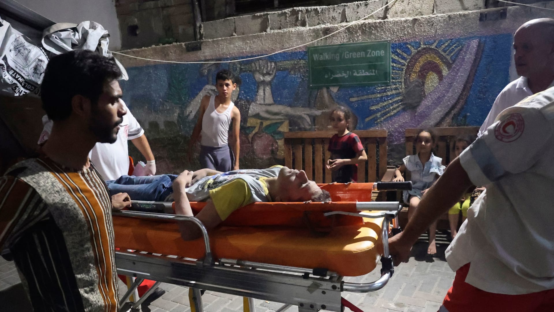 مسعفون فلسطينيون ينقلون جريحا إلى المستشفى في أعقاب غارة إسرائيلية على رفح