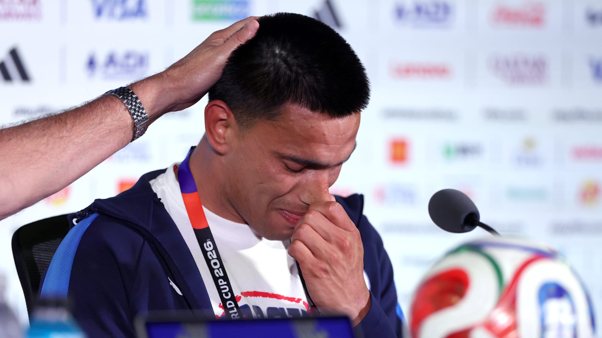 لاعب منتخب باراغواي يبكي تأثراً بتمثيل بلاده في كأس العالم