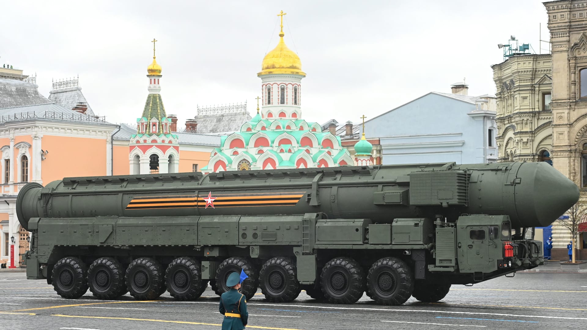 ما الرسالة التي يبعث بها بوتين بإطلاق روسيا صواريخ فرط صوتية على هدف وهمي في بحر اليابان؟