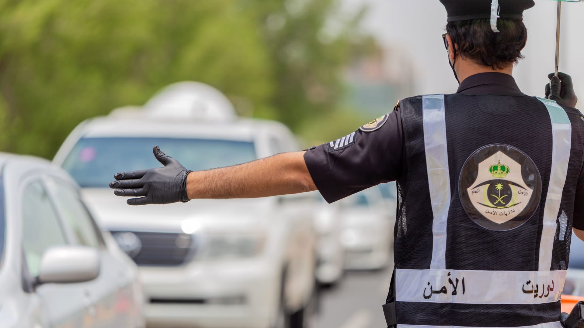 السعودية.. مواطن يحاول حرق 3 سيارات في الرياض والشرطة تكشف دوافعه