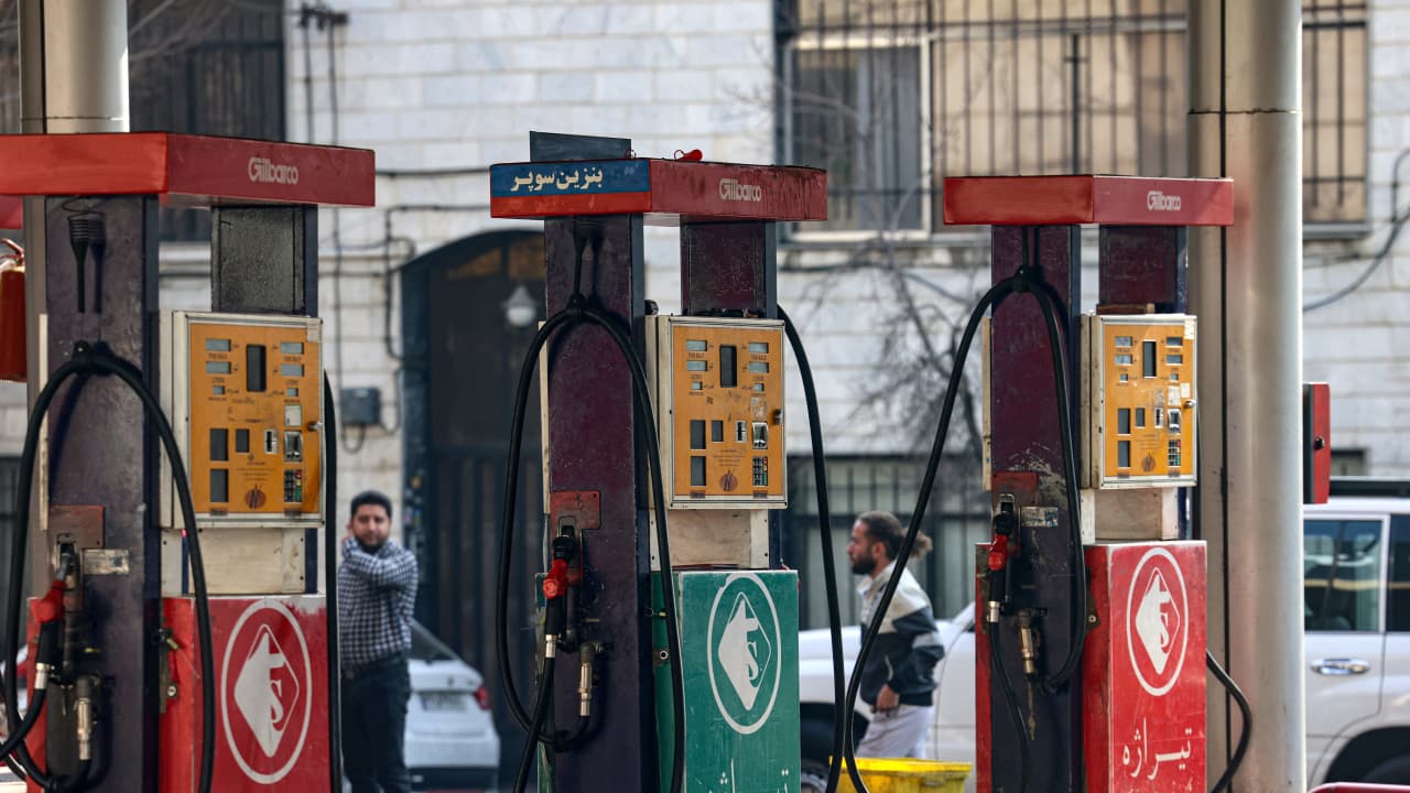 عودة غالبية محطات الوقود في إيران إلى العمل بعد إصابتها بالشلل بسبب هجوم إلكتروني