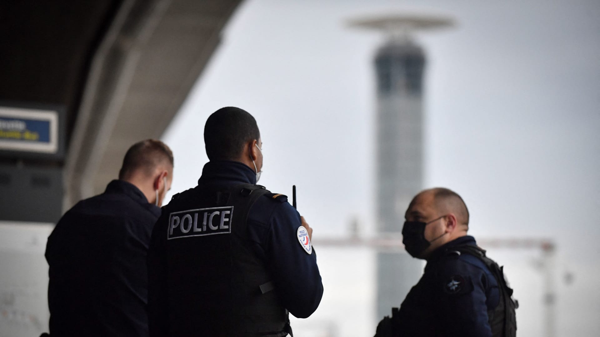 متحدث مطار شارل ديغول بباريس: نحو 70 محتجا يغلقون المبنى رقم 1