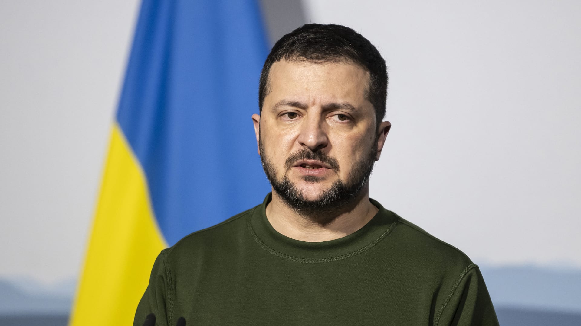 زيلينسكي يوقع قانونا يجيز استخدام القنب الطبي لعلاج الاضطرابات المرتبطة بالحرب