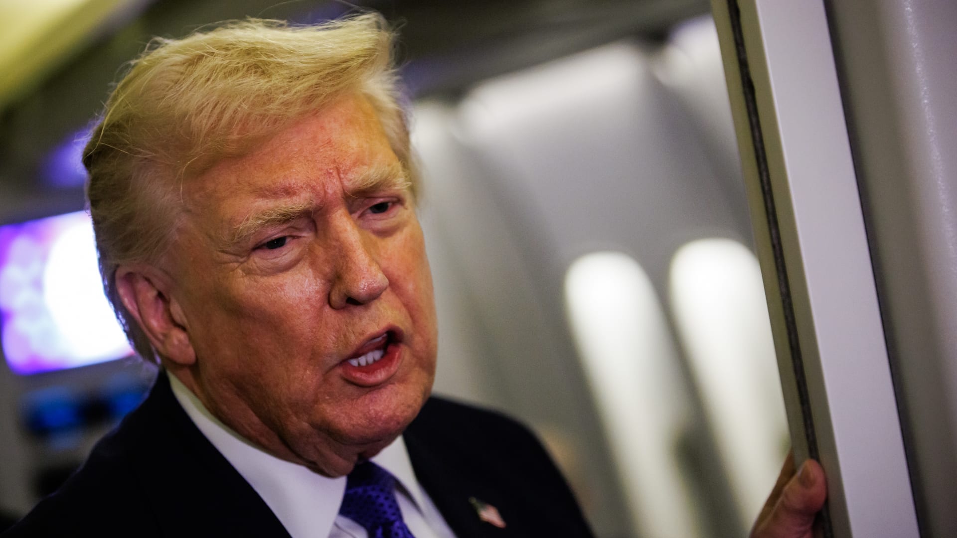 "لم أرتكب خطأً".. ترامب يرد على فيديو عنصري نشره عن أوباما وزوجته