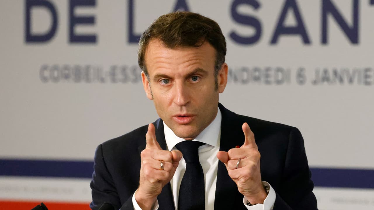 "عمل بغيض وبربري".. الرئيس الفرنسي يدين إعدام إيران "أكبري"