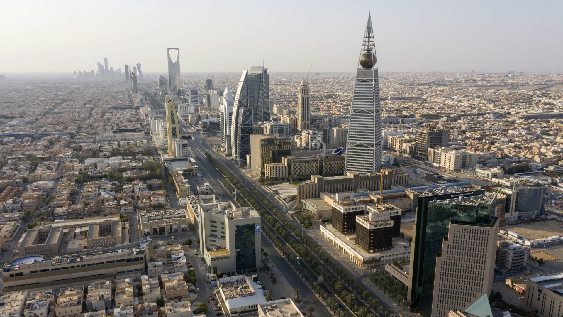 بعد قرار المملكة.. مراسل CNN يقارن بين حوافز السعودية والإمارات للشركات الأجنبية