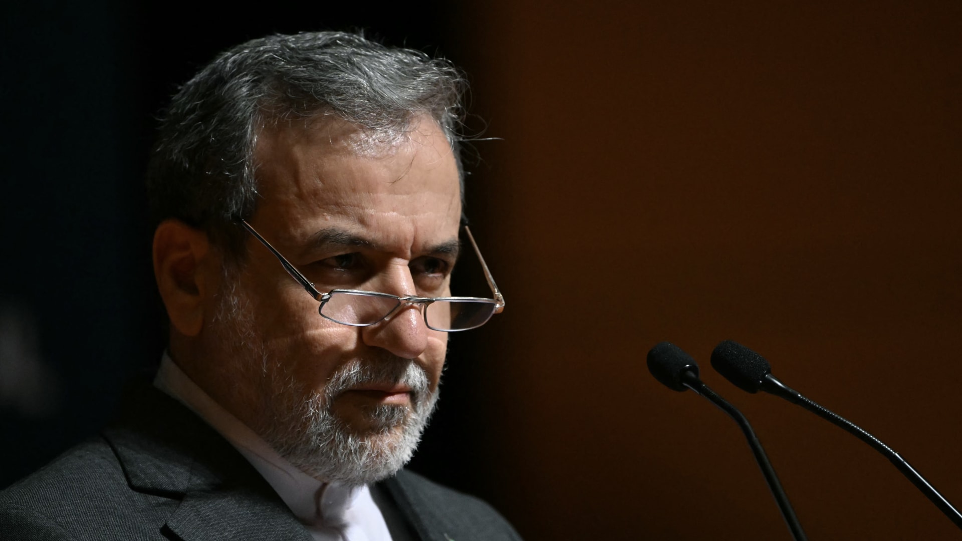 وزير خارجية إيران يُحذر إسرائيل: لن نضبط أنفسنا إذا تكرر ضرب بنيتنا التحتية