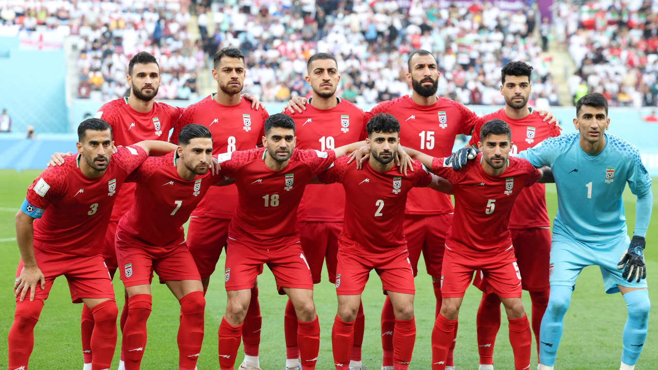 كأس العالم: لاعبو منتخب إيران يرفضون غناء النشيد الوطني.. ولافتات لدعم الاحتجاجات في المدرجات