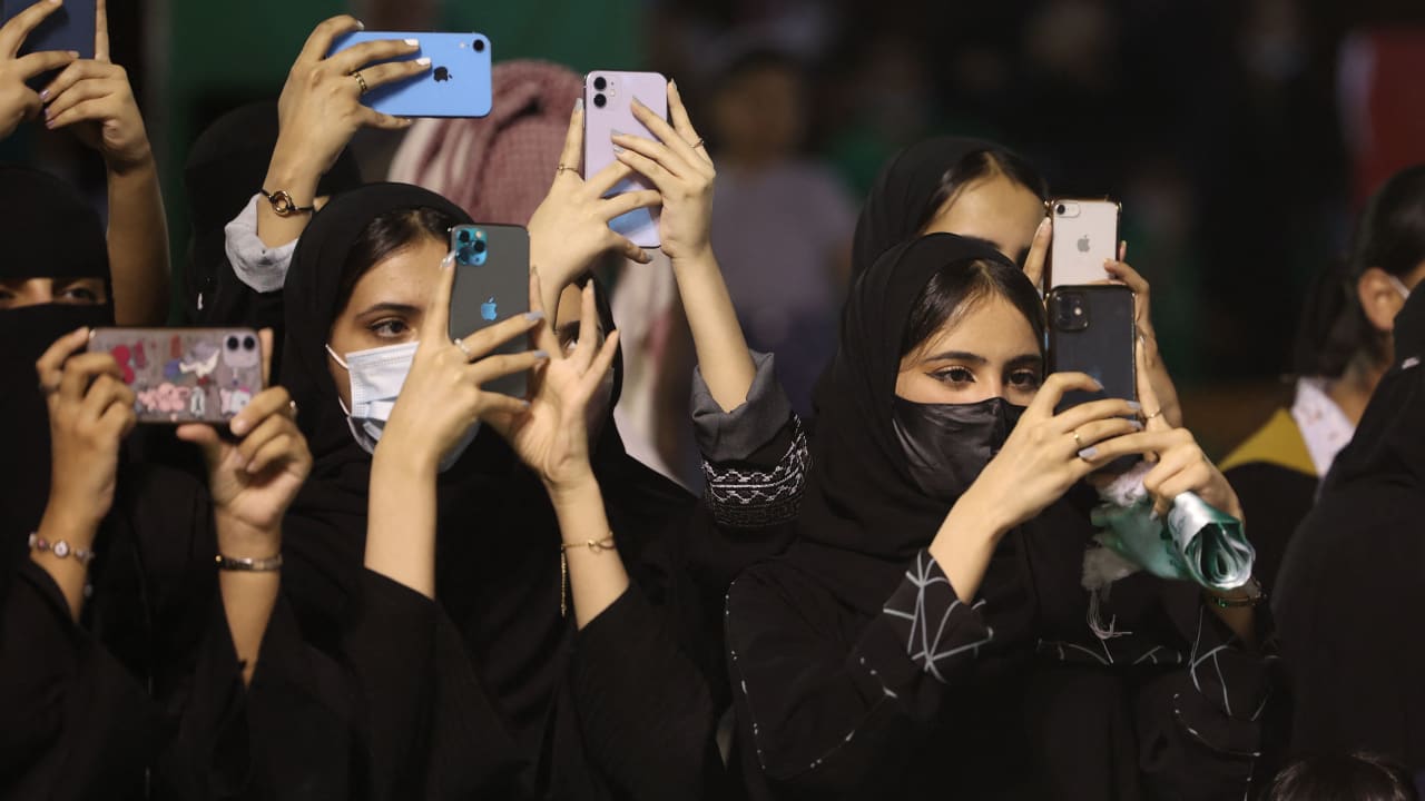 سعوديون يلتقطون صورًا لاستعراض عسكري بمناسبة العيد الوطني الـ 91 للسعودية في العاصمة الرياض - 23 سبتمبر 2021