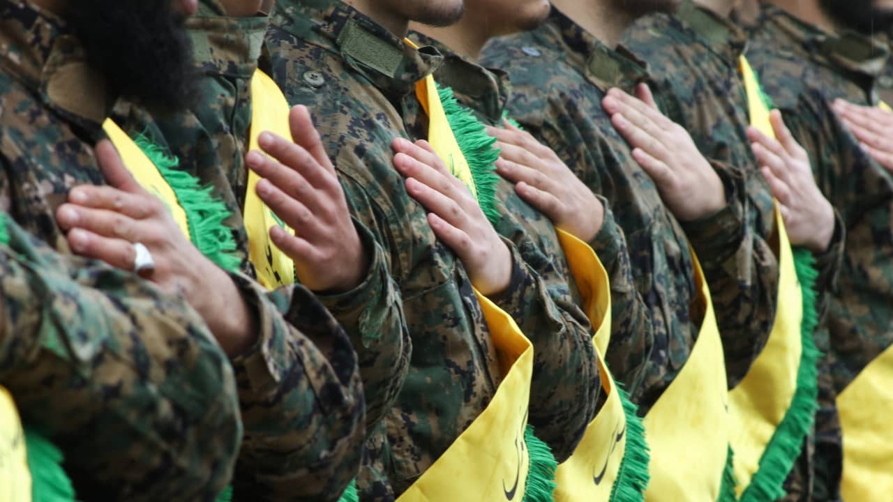 إسرائيل تعلن استهداف موقعين لـ"حزب الله" في سوريا.. وتوجه "رسالة" للنظام السوري
