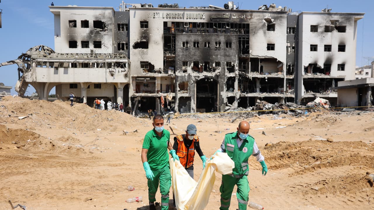 وزارة الصحة في غزة: اكتشاف مقبرة جماعية ثالثة داخل مجمع مستشفى الشفاء