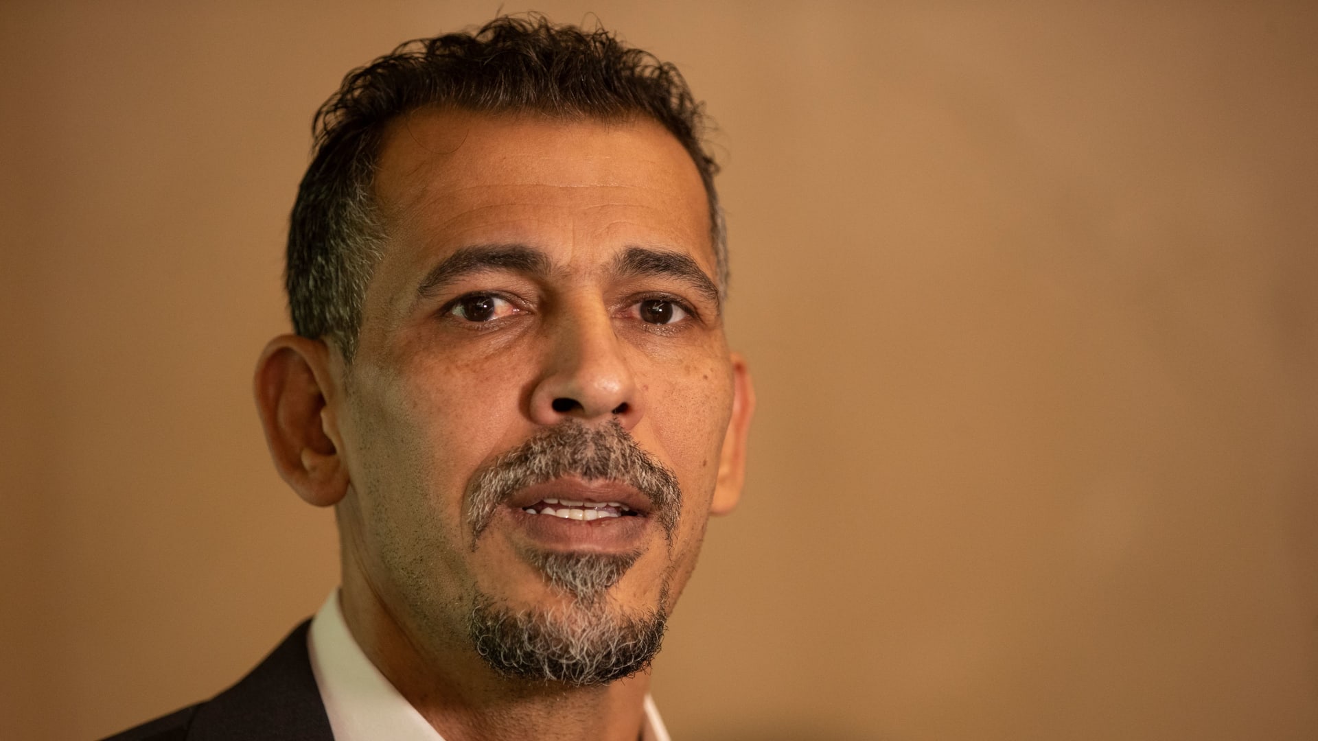 "كعبنا عالي على المنتخب السعودي".. ما حقيقة الفيديو المتداول ليونس محمود؟