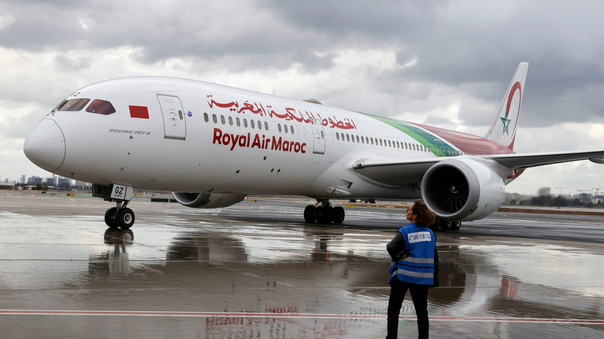 الخطوط المغربية ترد على ما أثير حول عمل مساعد طيار "فلاي دبي" بالشركة