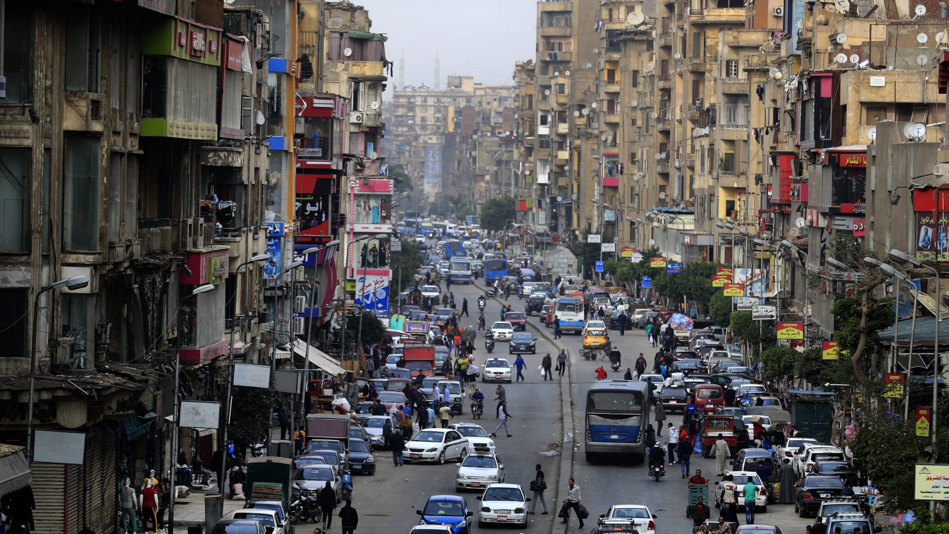 صورة أرشيفية لحركة السيارات والمارة في شارع قصر العيني وسط العاصمة المصرية، 25 مارس 2020