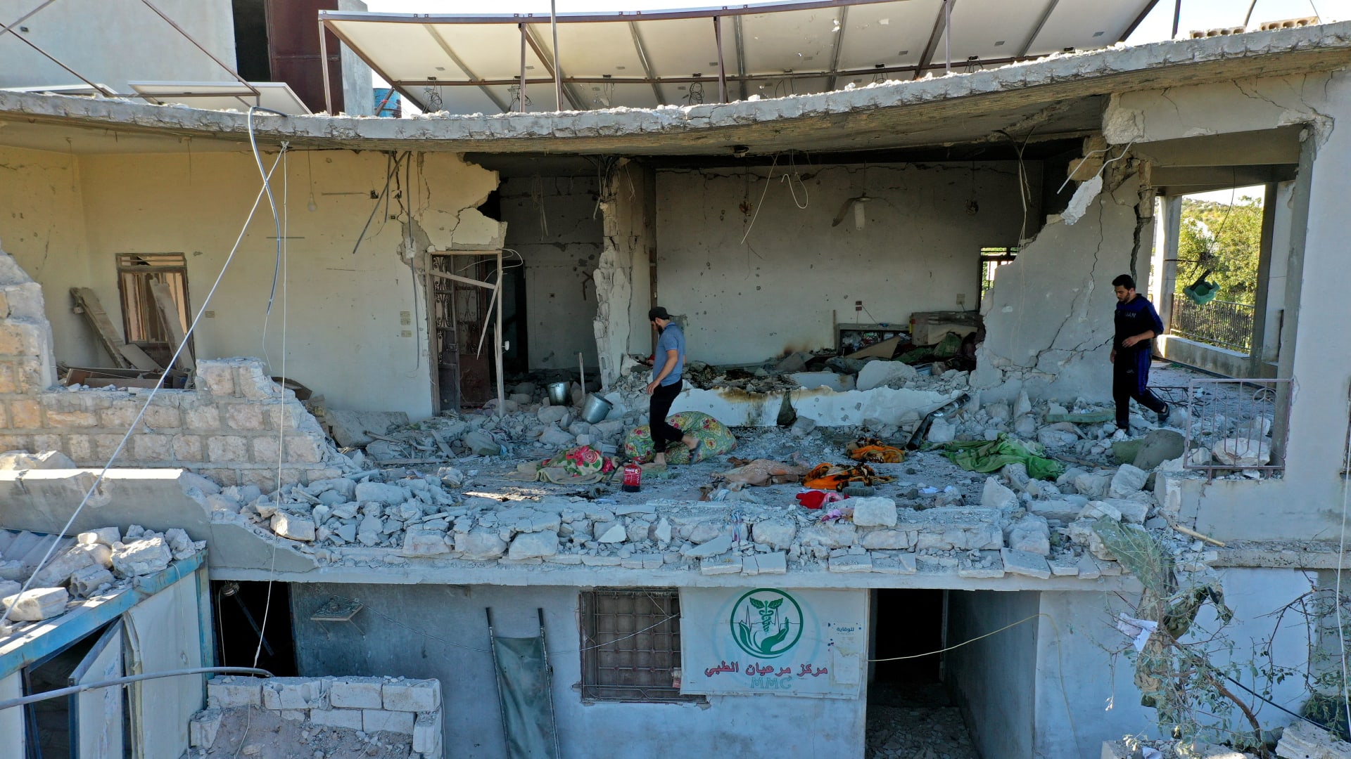 صورة أرشيفية لمبنى يؤوي المركز الطبي الوحيد في منطقة جبل الزاوية بإدلب بعدما تعرض لقصف من قبل القوات السورية