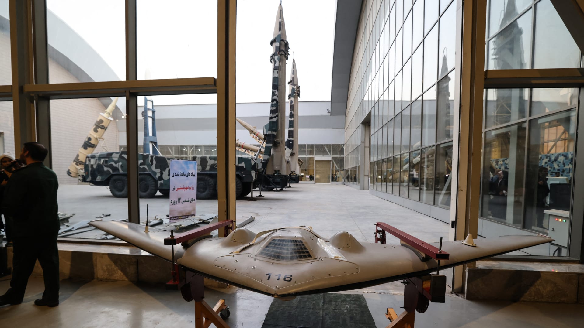 حريق بعد ضرب طائرات مسيرة لخزان وقود بمطار الكويت