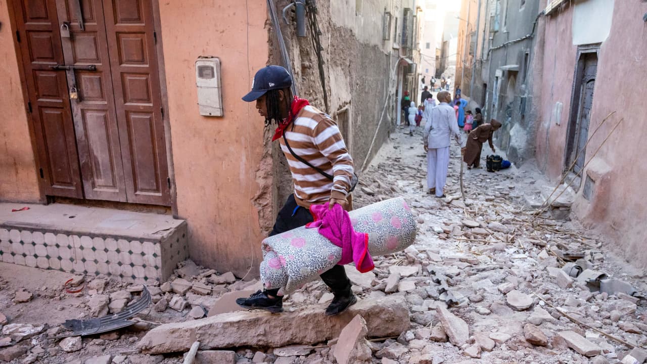 زلزال المغرب.. مصابون يقفون أمام مستشفيات بمراكش ونقل أسرّة للخارج وفقا لصحفي CNN بالمدينة