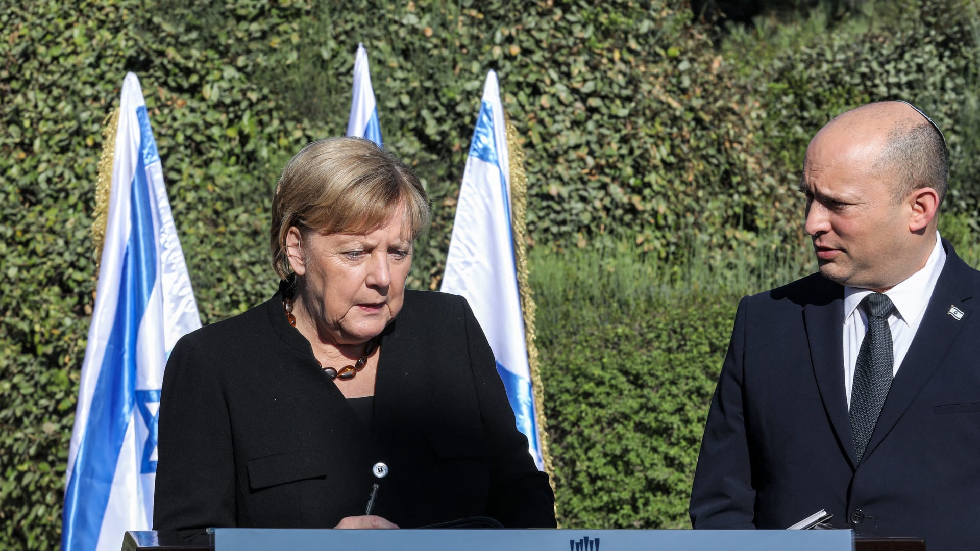 رئيس الوزراء الإسرائيلي نفتالي بينيت والمستشارة الألمانية المنتهية ولايتها أنجيلا ميركل