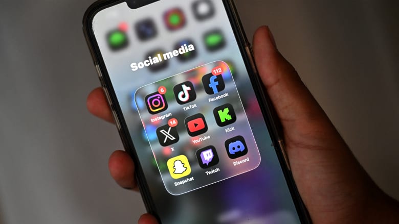 "كازينو رقمي للأطفال".. شابة تتهم منصات التواصل الاجتماعي بإدمان مدمّر