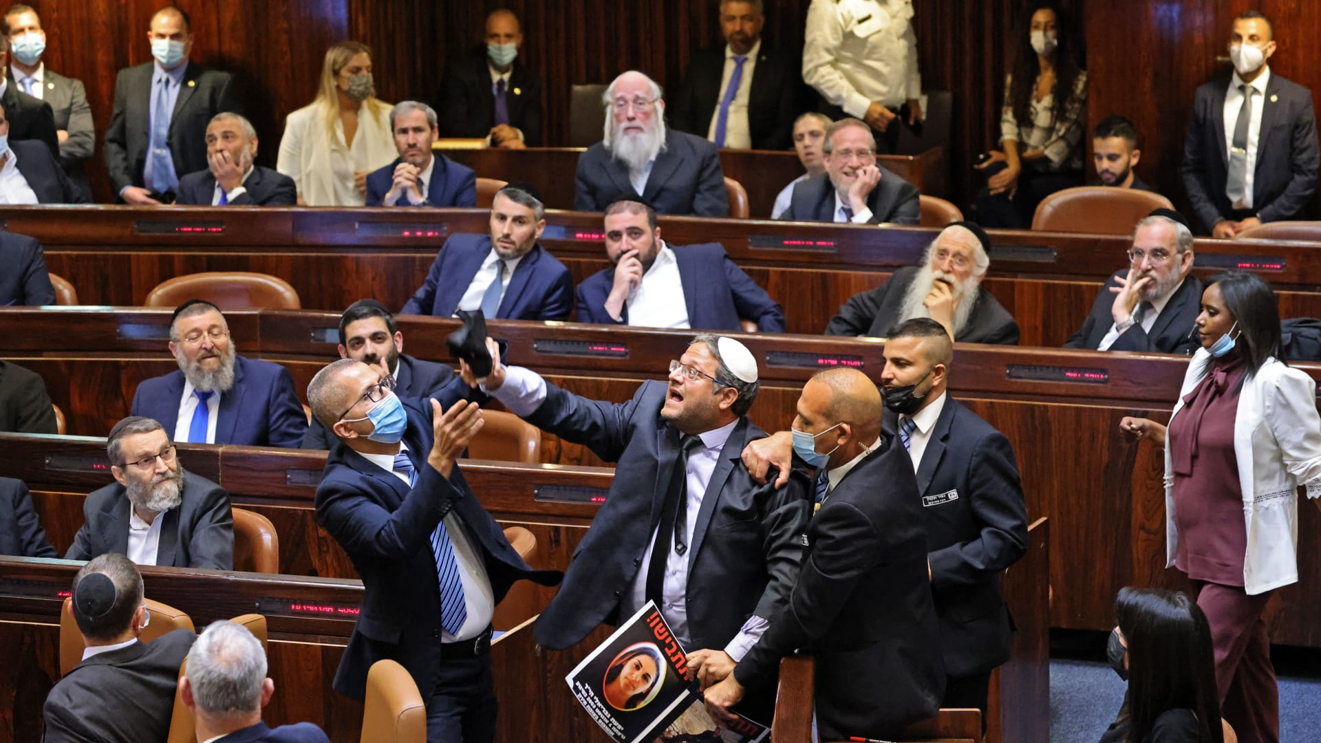 جلسة عاصفة الكنيست الإسرائيلي قبيل تصويت الثقة في حكومة نفتالي بينيت