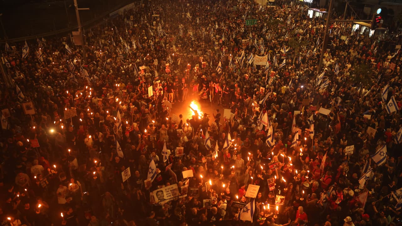 احتجاجات في إسرائيل تطالب بالإفراج عن الرهائن في غزة وإقالة نتنياهو