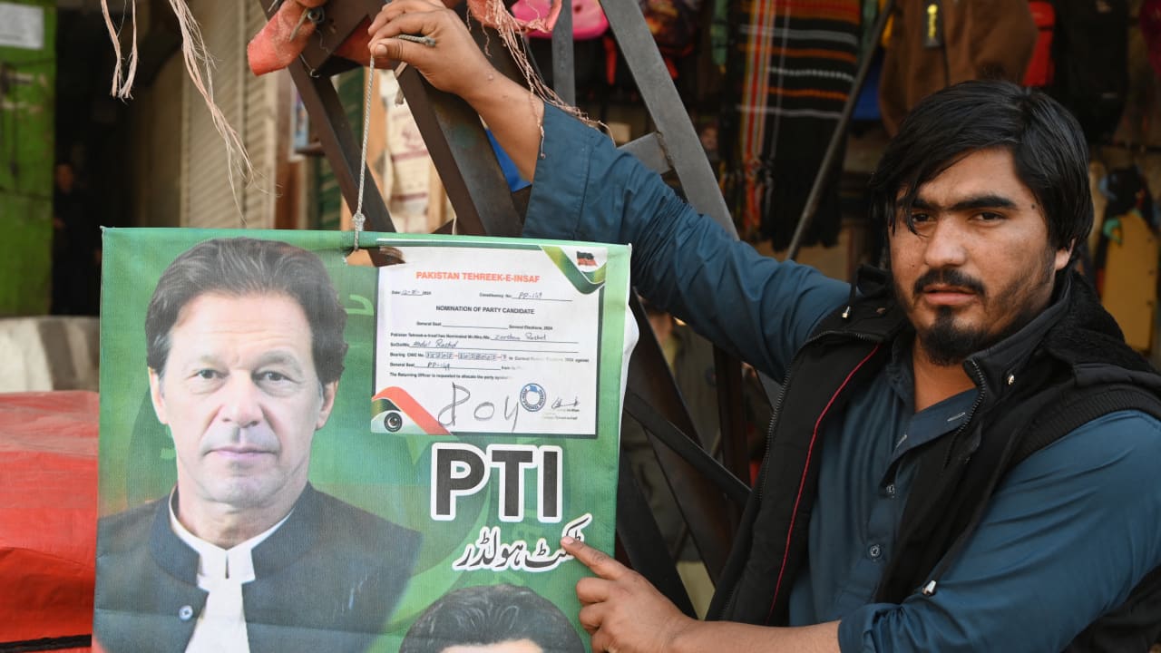بنتيجة صادمة.. فاز حلفاء الزعيم السابق المسجون عمران خان بمعظم المقاعد في انتخابات باكستان
