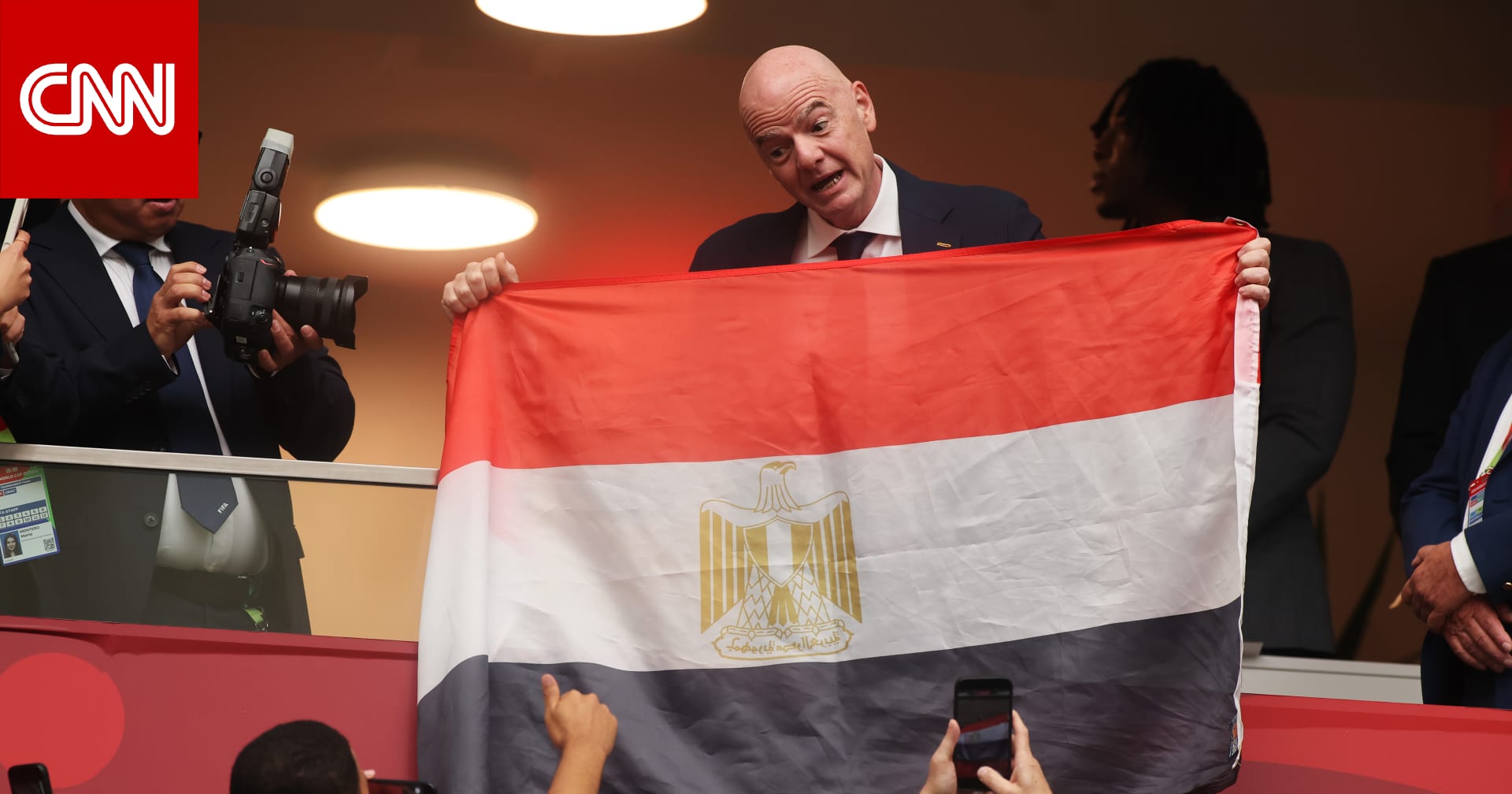 رئيس "فيفا" يرفع علم مصر بعد إقصاء "الفراعنة" من كأس العالم