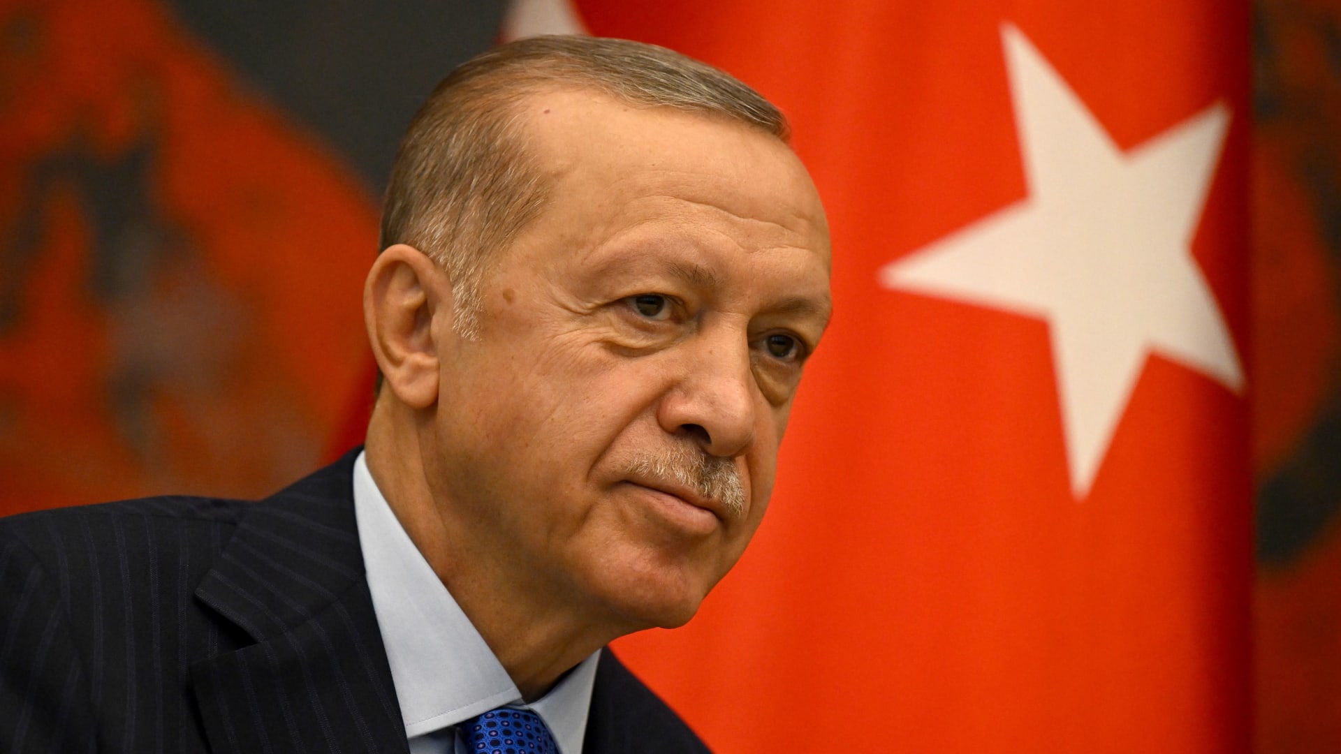 أردوغان يتصل بالبرهان و"حميدتي".. والرئاسة التركية: "دعا للحد من إراقة دماء الإخوة"