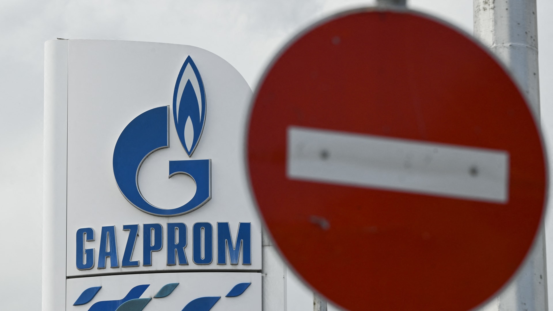صورة أرشيفية لشعار شركة الطاقة الروسية "غازبروم" في إحدى محطات الوقود التابعة لها