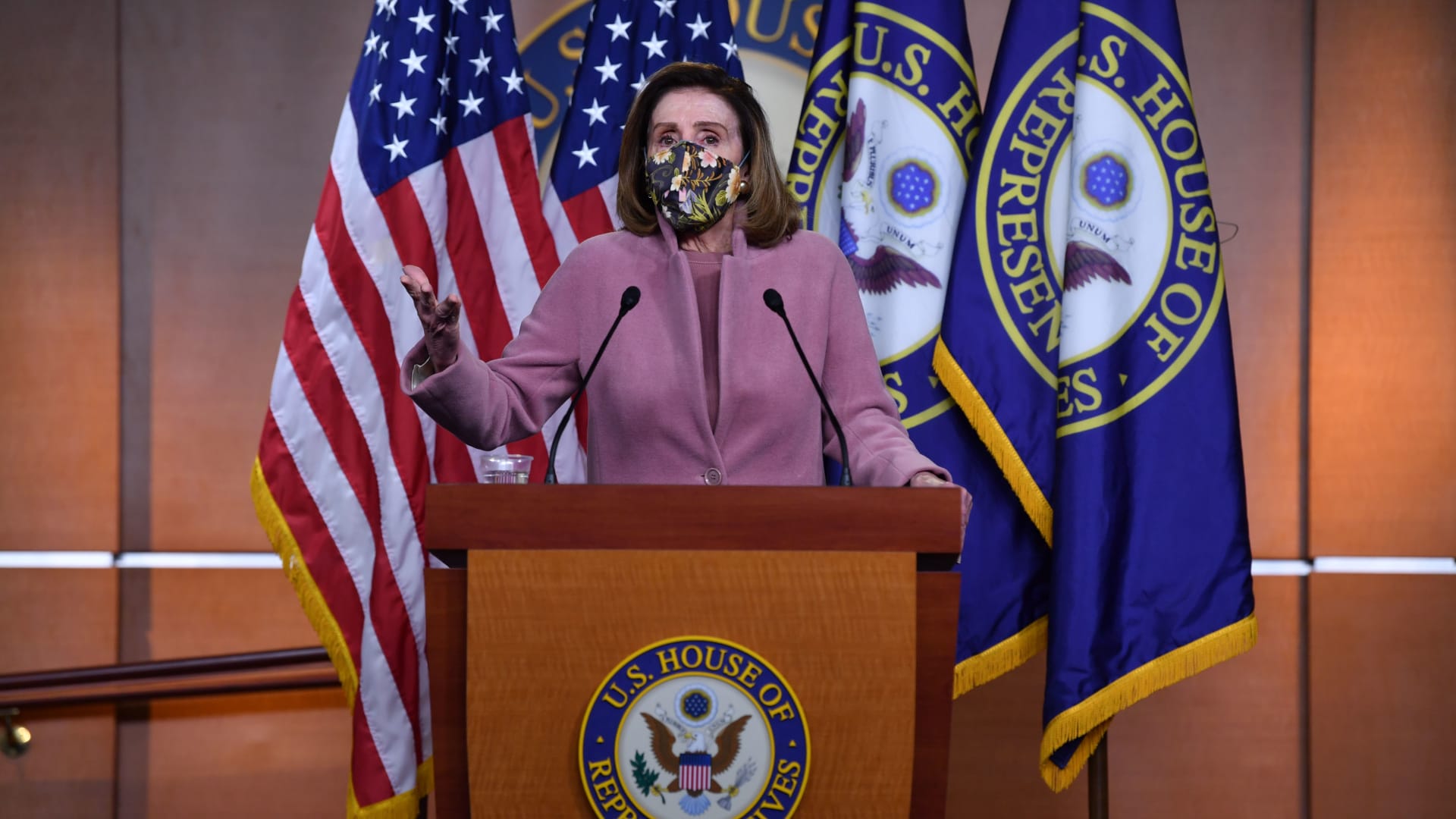نانسي بيلوسي تشرح تفاصيل اقتحام الكونغرس: اختبئ البعض في مكتبي
