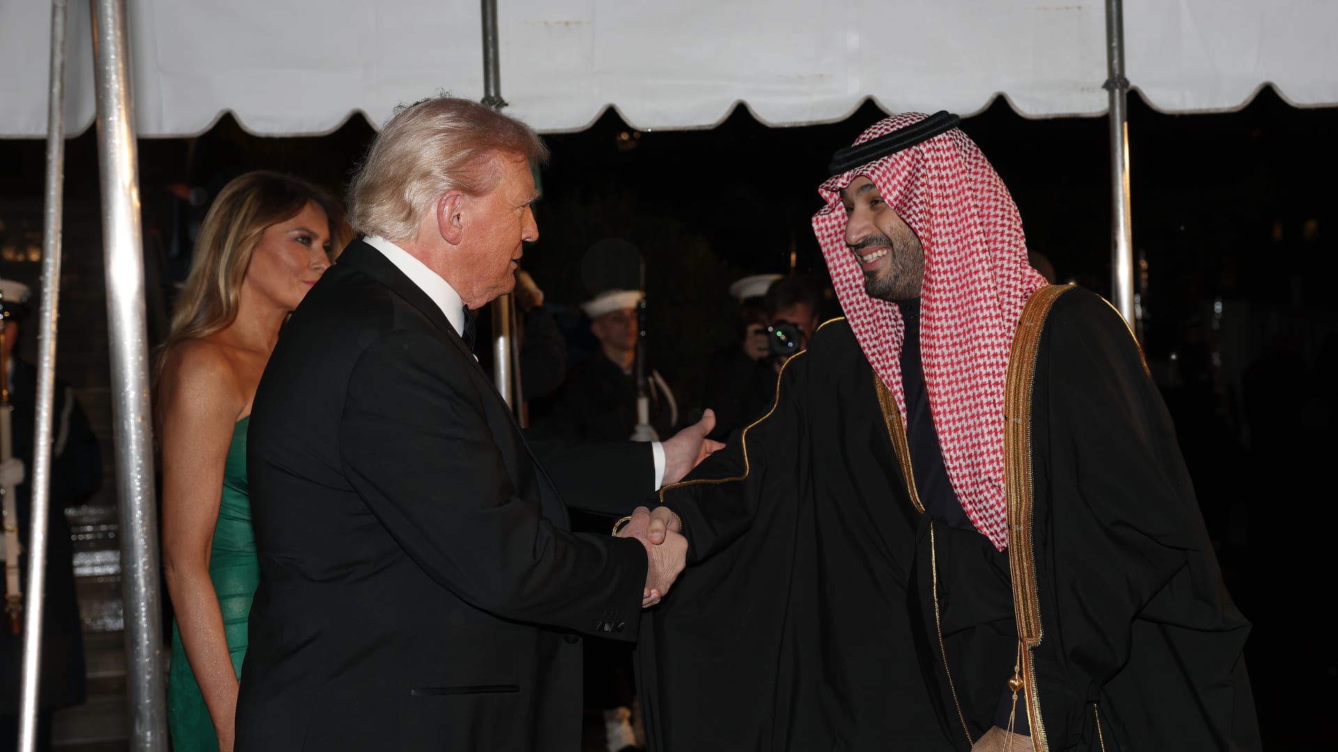 ترامب وميلانيا يرحبان بمحمد بن سلمان في البيت الأبيض لحضور مأدبة عشاء رسمية - CNN Arabic