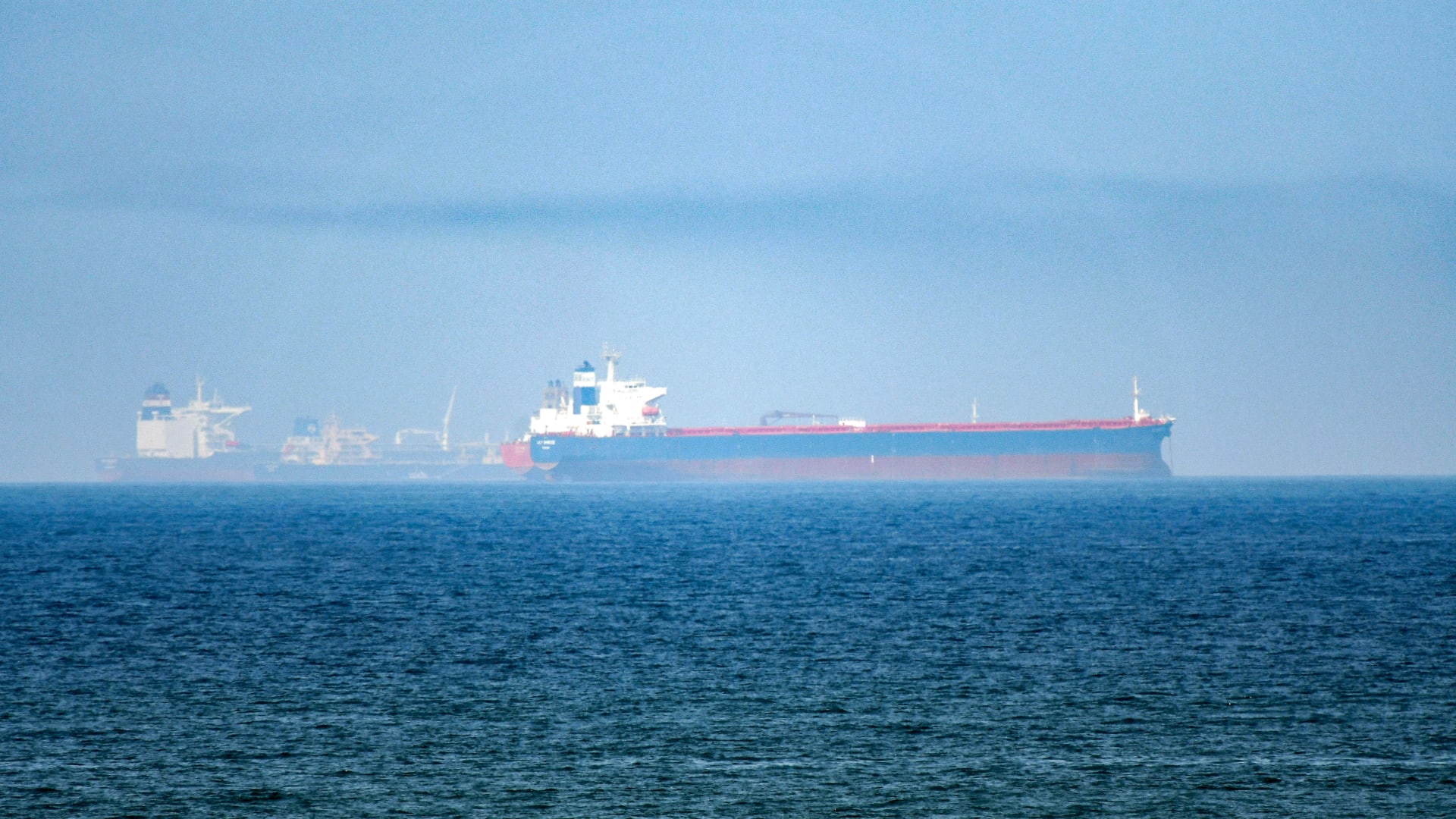 منظمات ملاحية: تعرض سفينة لانفجار في خليج عُمان