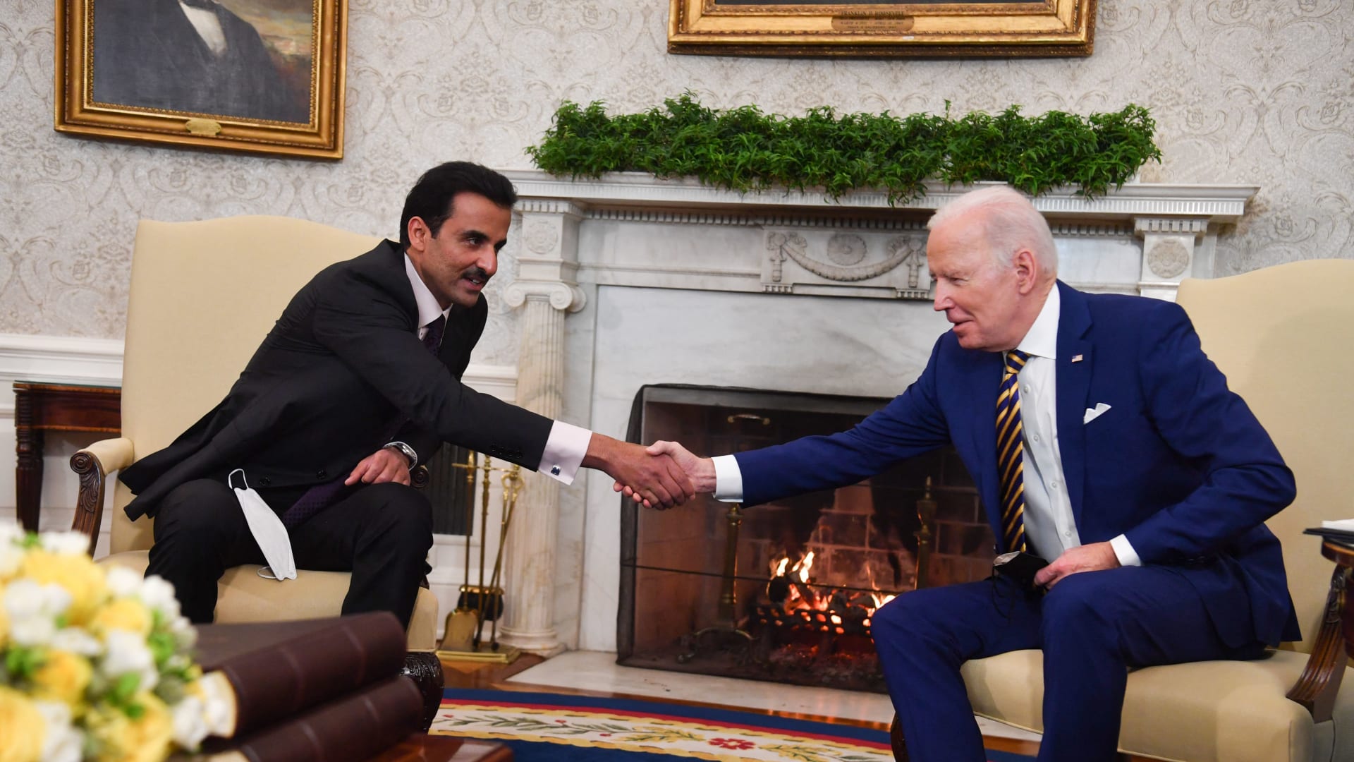 الرئيس الأمريكي جو بايدن و الشيخ تميم بن حمد آل ثاني، أمير قطر في البيت الأبيض 