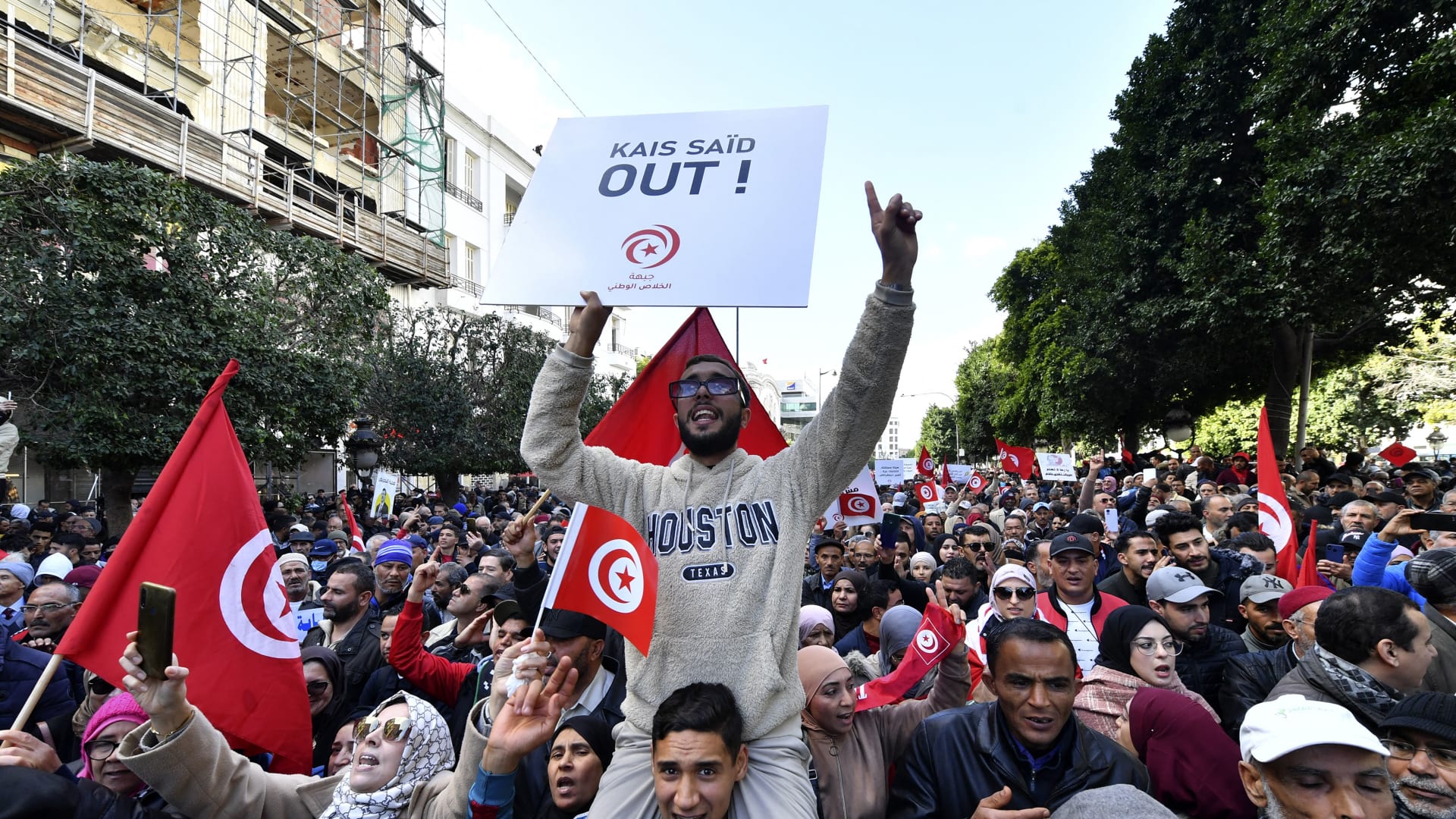 في ذكرى ثورة تونس.. مظاهرات في "الحبيب بورقيبة" تطالب برحيل قيس سعيد
