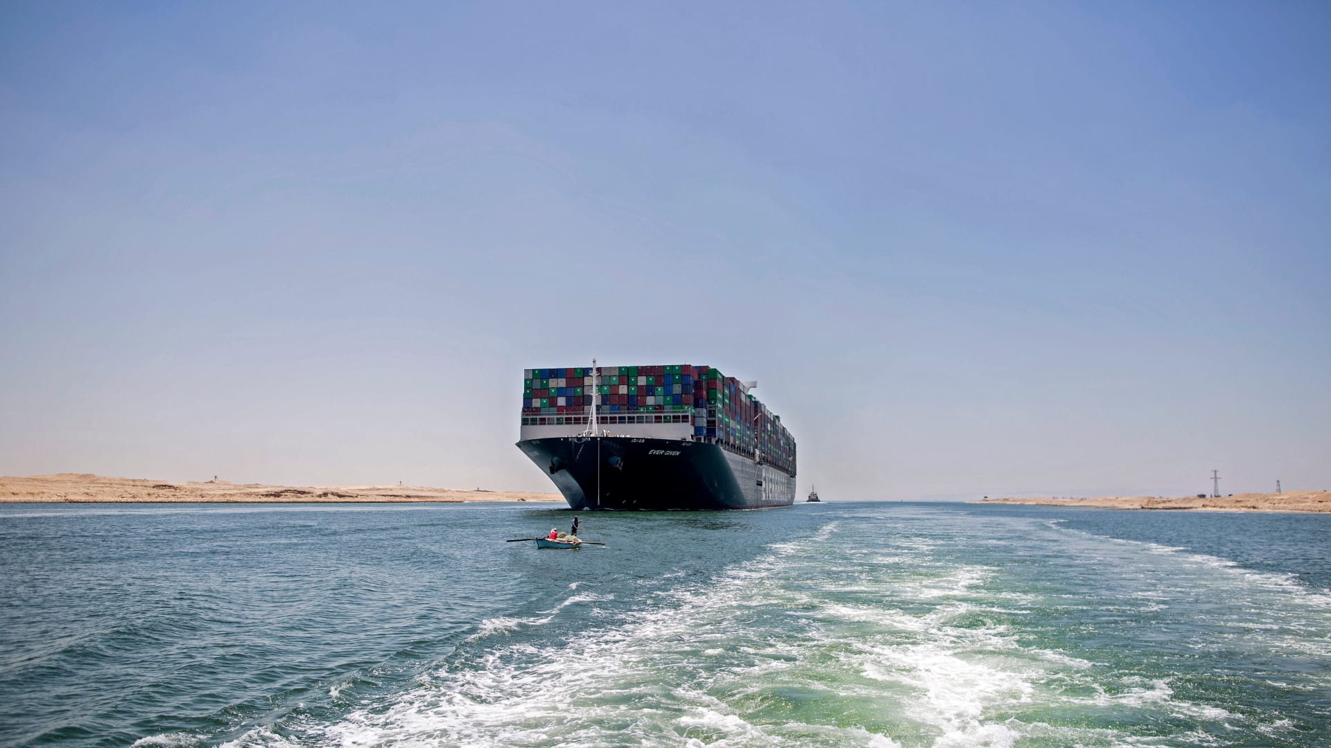 رئيس هيئة قناة السويس: اصطدام سفينة بكوبري عابر للممر الملاحي دون تأثر حركة السفن