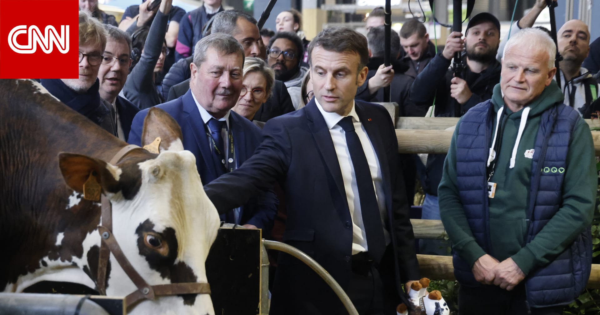 اقتحام معرض فرنسي من قبل مزارعين غاضبين خلال تواجد ماكرون داخله
